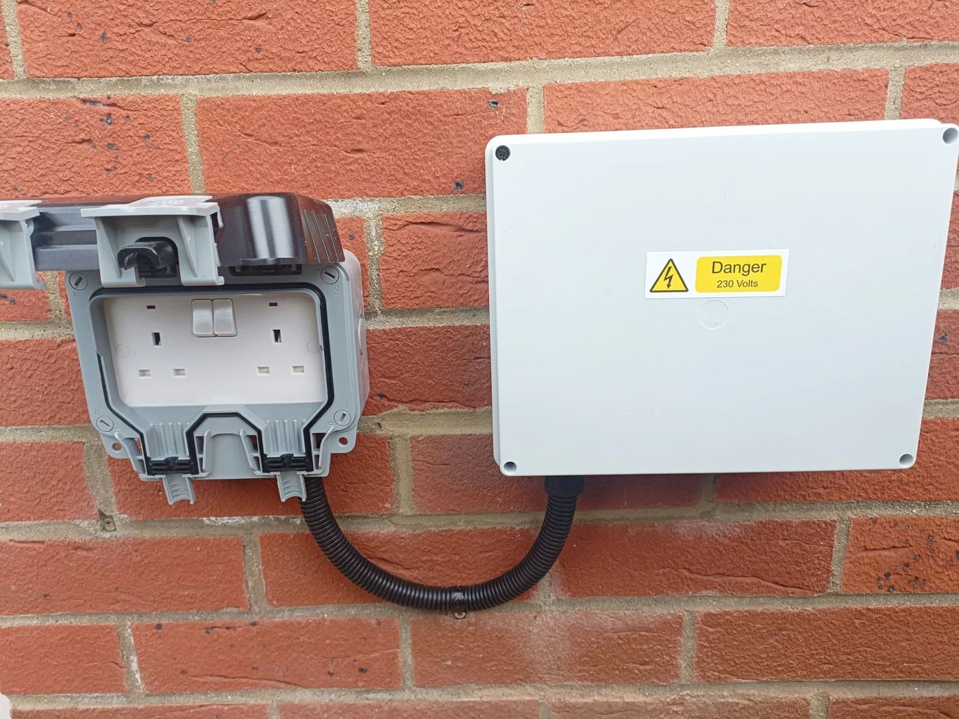 Outdoor socket and enclosure